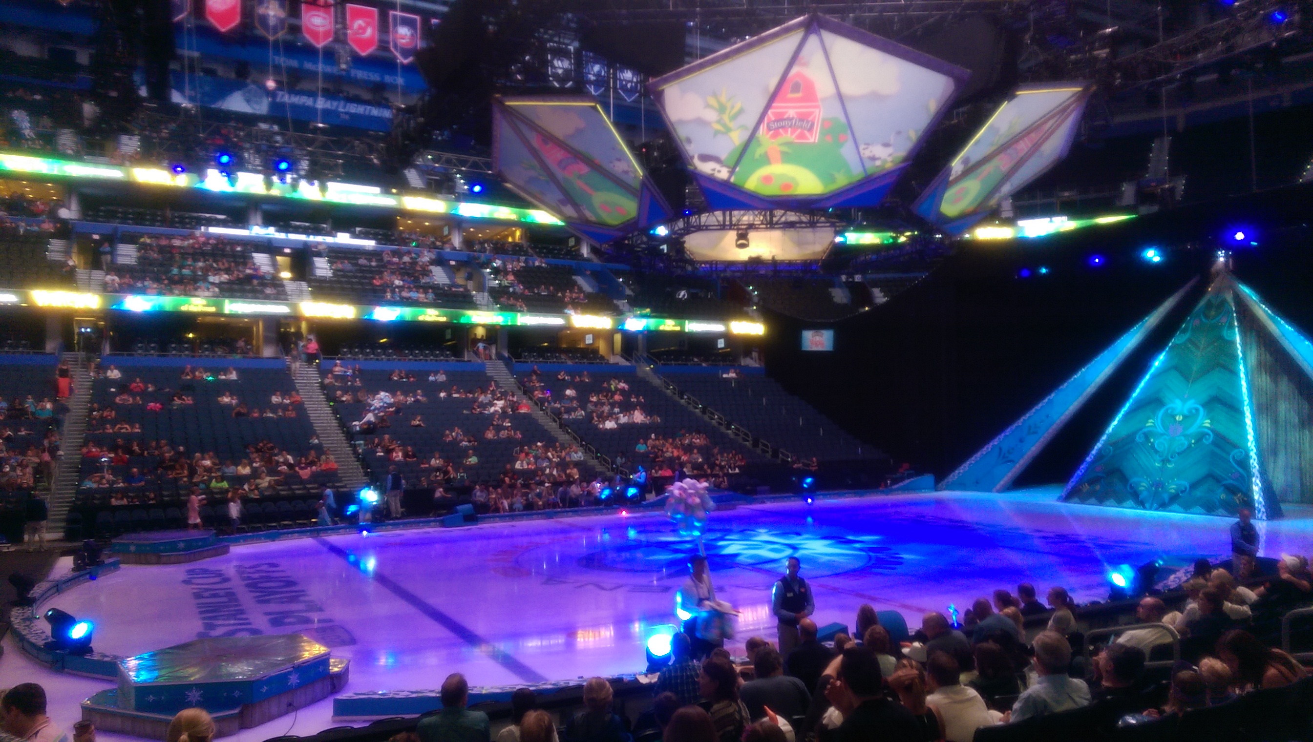 Disney On Ice Frozen Warms Tampa S Hearts Run Dmt